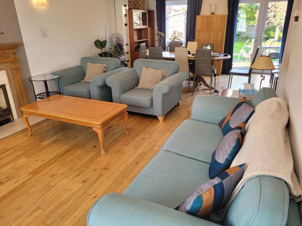 Spacious 5 Bedroom 11 Guest Family House in Horsham House in Horsham