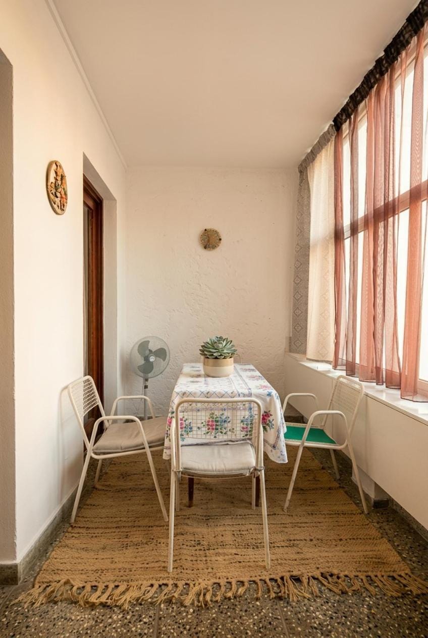 Seating area, Dining area