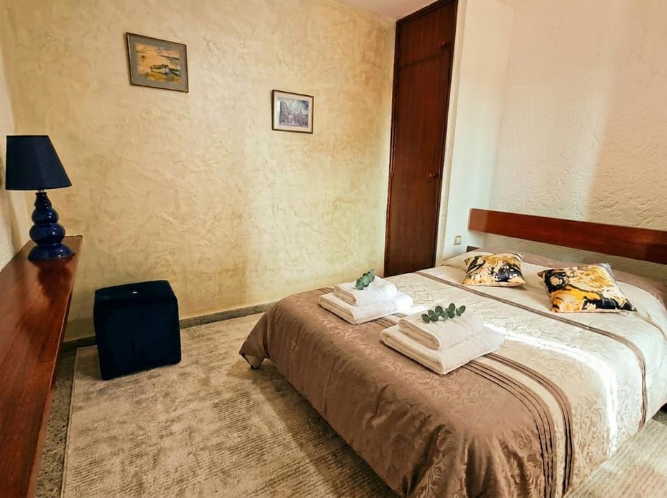 Bed, Bedroom, towels