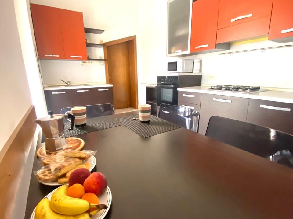 Kitchen or kitchenette, Dining area, dishwasher, minibar, pet friendly