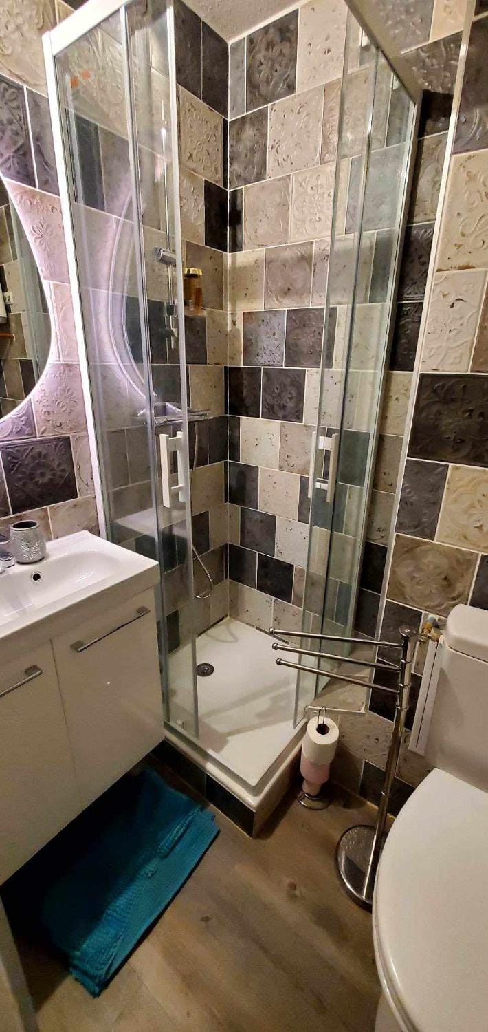 Toilet, towels