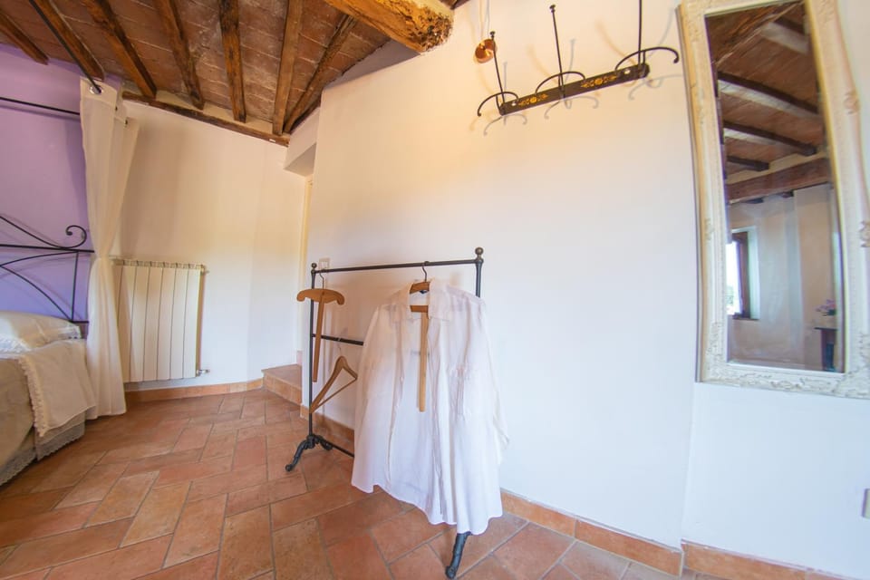 Photo of the whole room, Bedroom, wardrobe