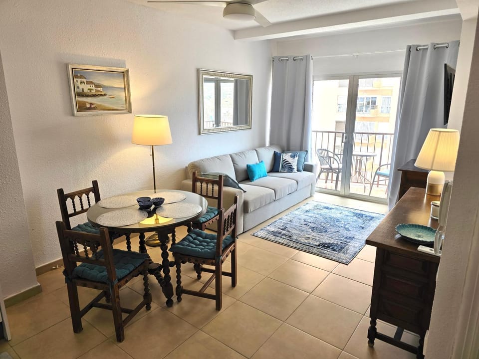 Living room, Photo of the whole room, Seating area, Dining area