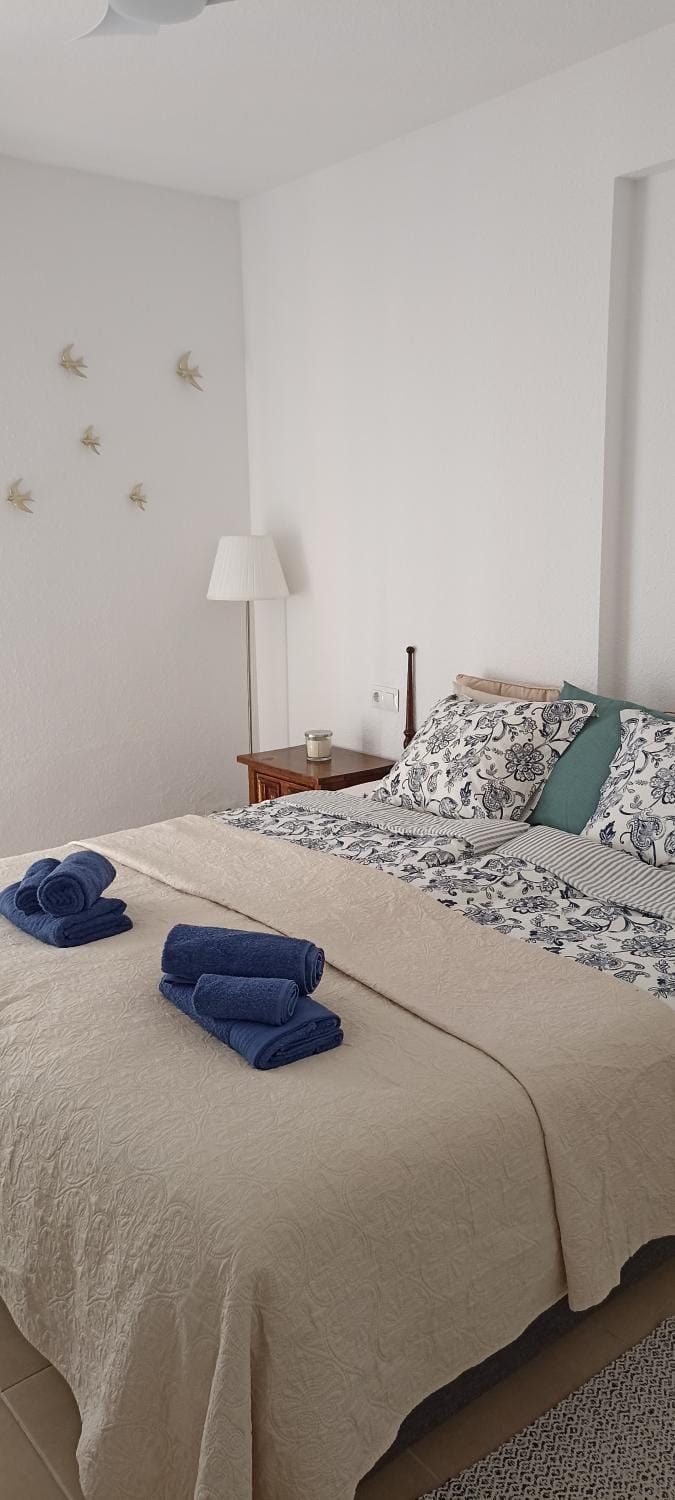 Bed, Bedroom, towels