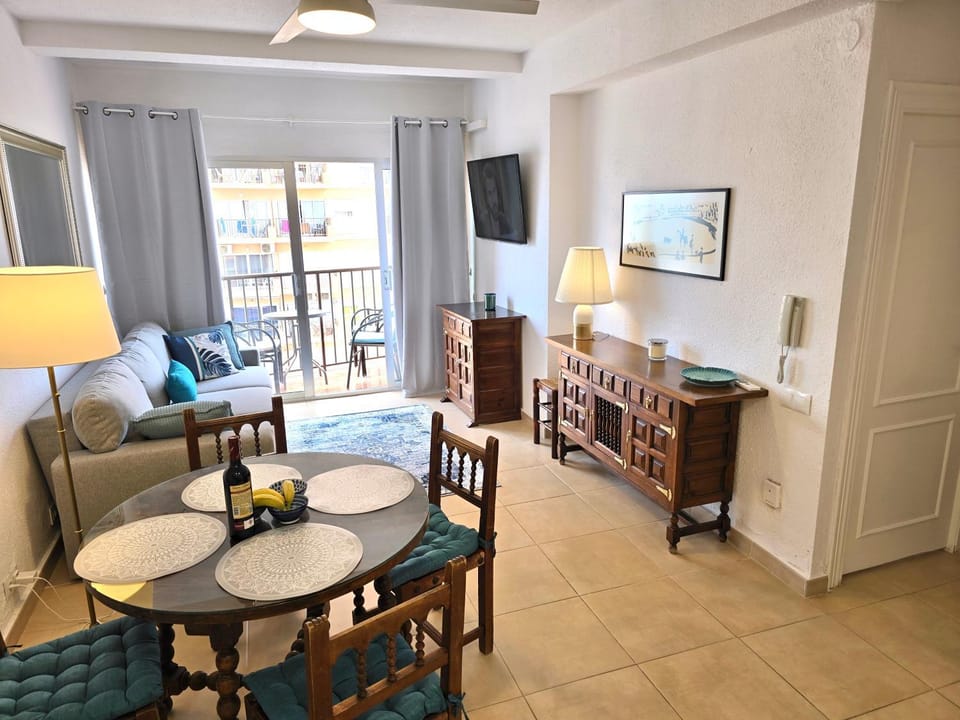 TV and multimedia, Living room, Seating area, Dining area