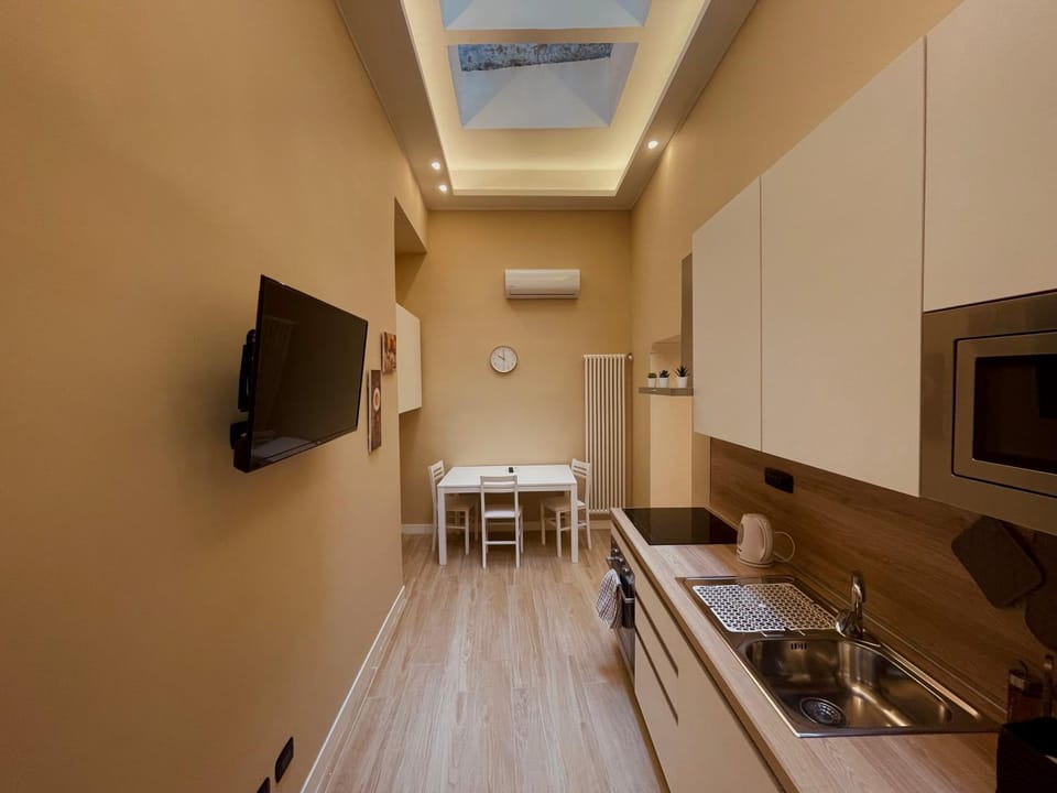 Kitchen or kitchenette, Dining area, minibar, pet friendly, stove, air conditioner