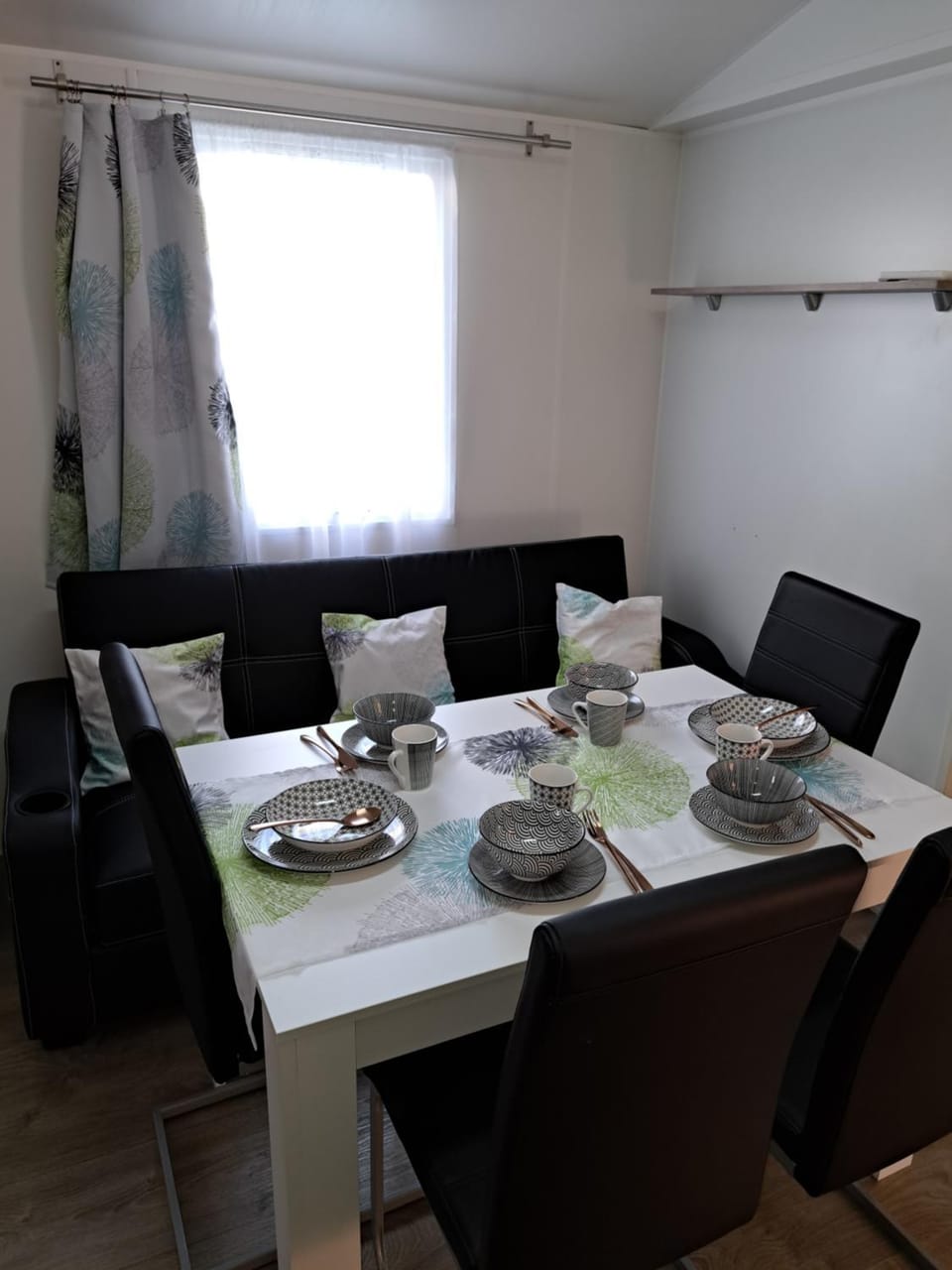 Living room, Dining area, Food