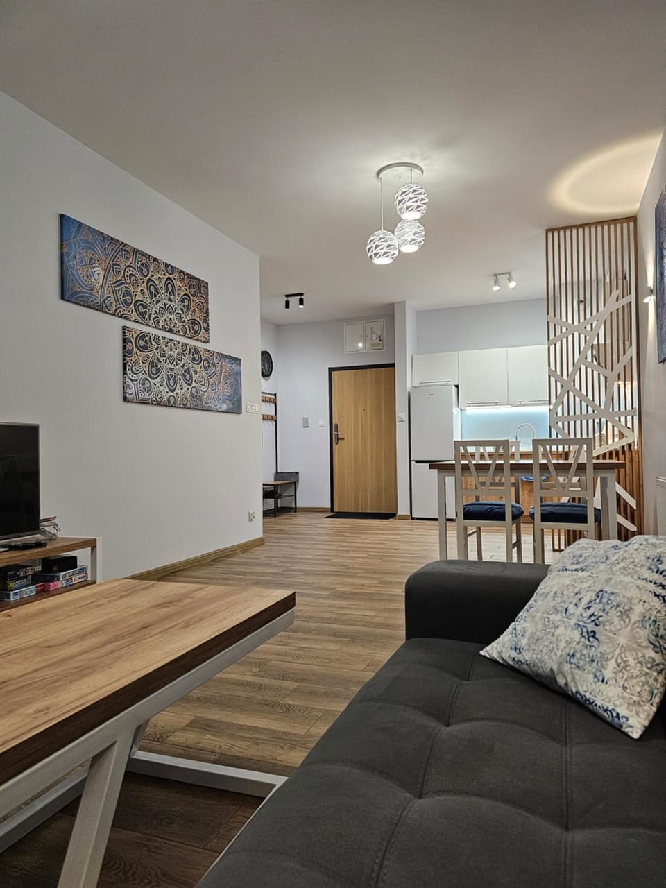 TV and multimedia, Kitchen or kitchenette, Living room, Seating area, Dining area
