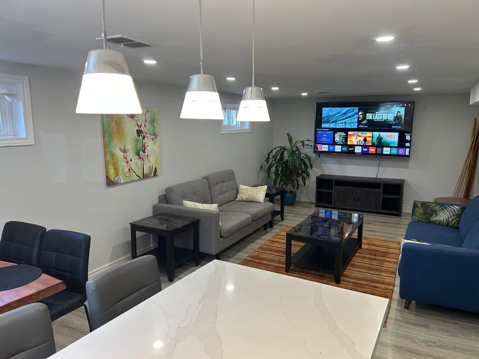 Luxury 2 Bedroom House Apartment in Richmond Hill