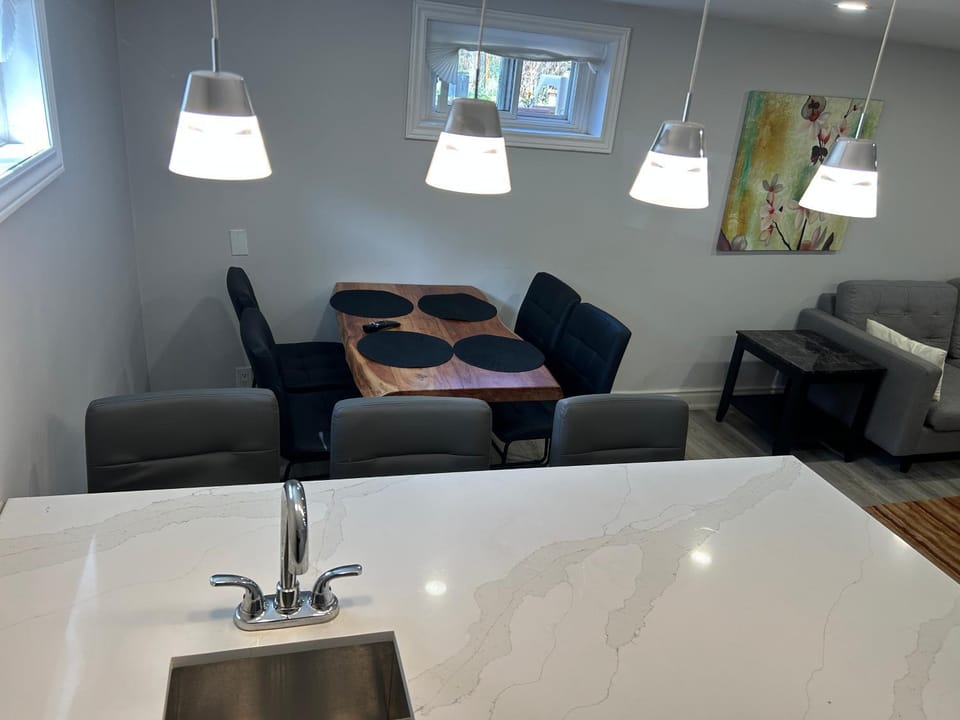 Luxury 2 Bedroom House Apartment in Richmond Hill