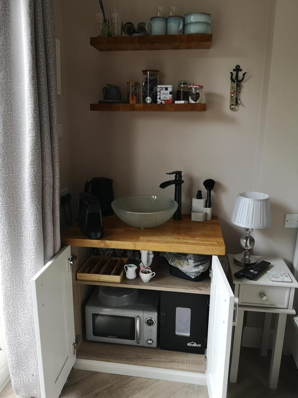 Coffee/tea facilities, Kitchen or kitchenette, microwave