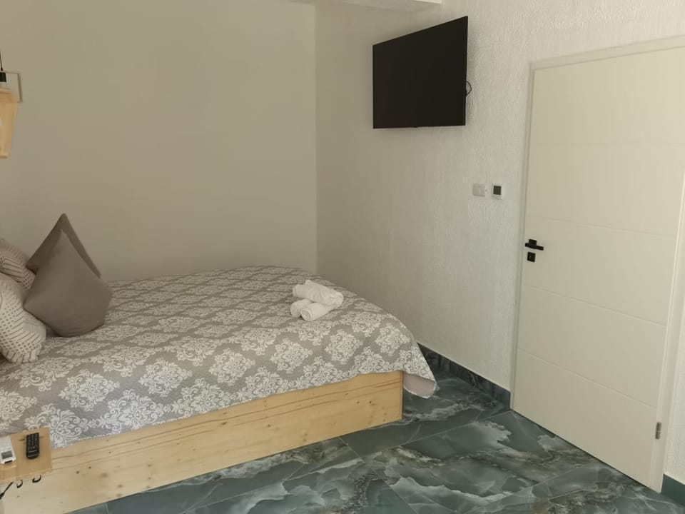 Bed, TV and multimedia, Photo of the whole room