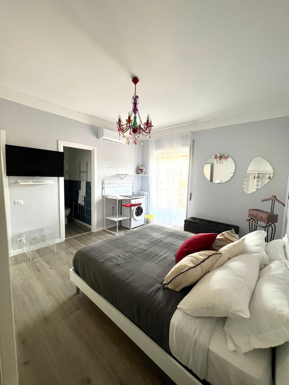Bed, Photo of the whole room, Bedroom