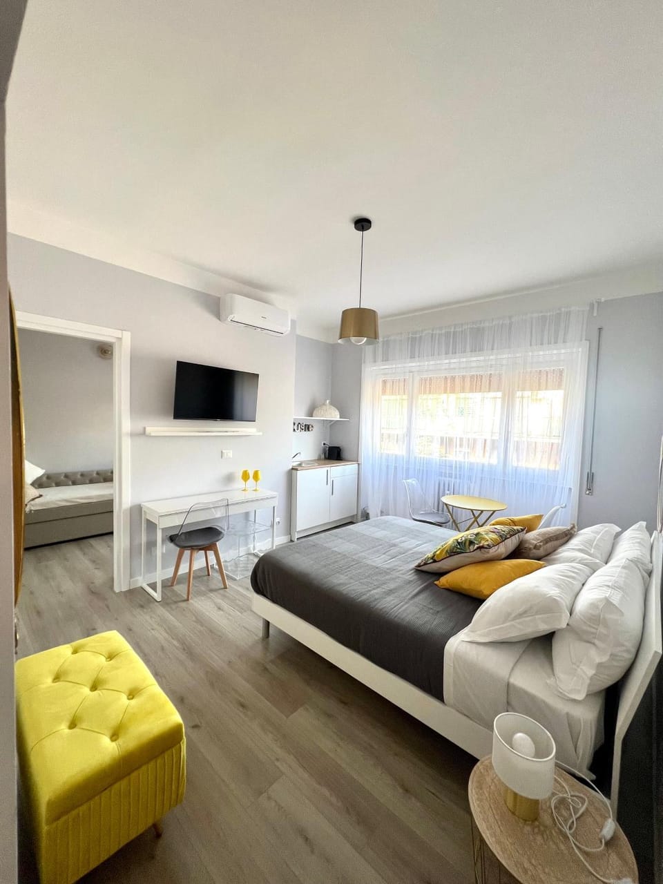 Bed, Photo of the whole room, Bedroom
