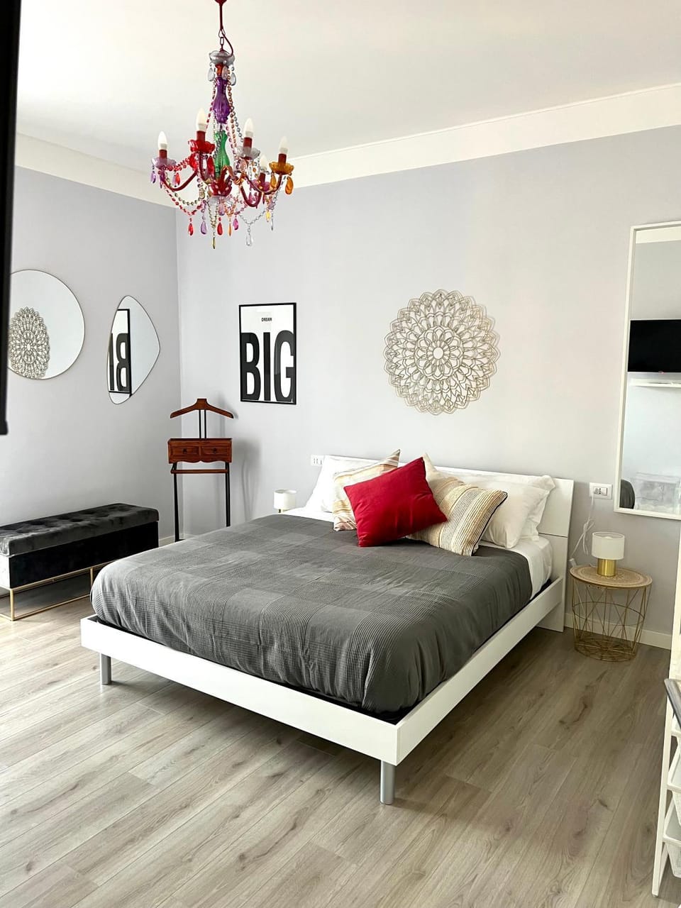 Bed, TV and multimedia, Photo of the whole room, Bedroom