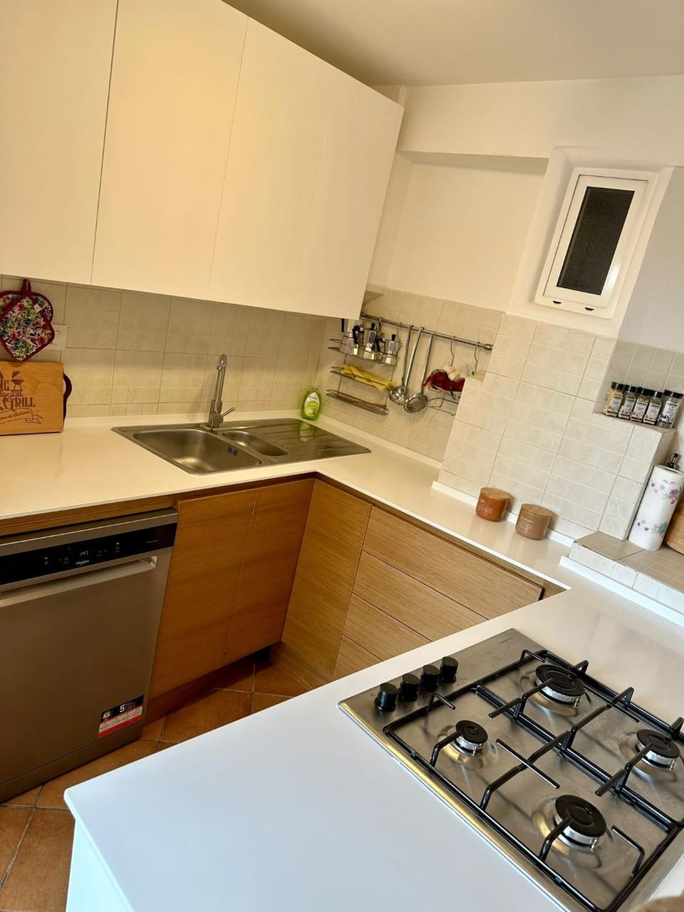 Kitchen or kitchenette, dishwasher, stove
