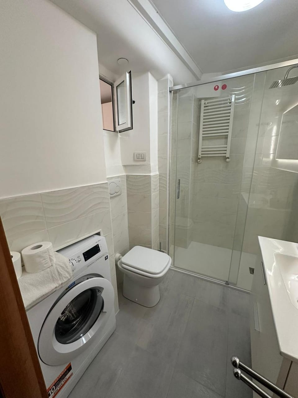 Shower, Toilet, Bathroom, towels, washing machine