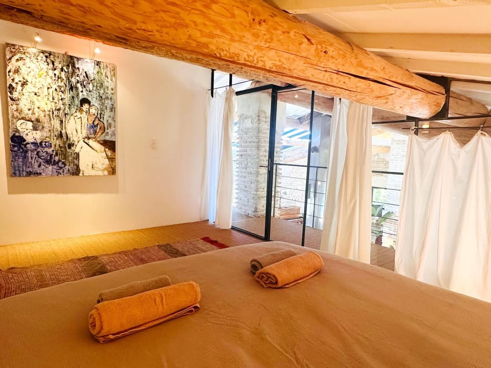 Bed, towels