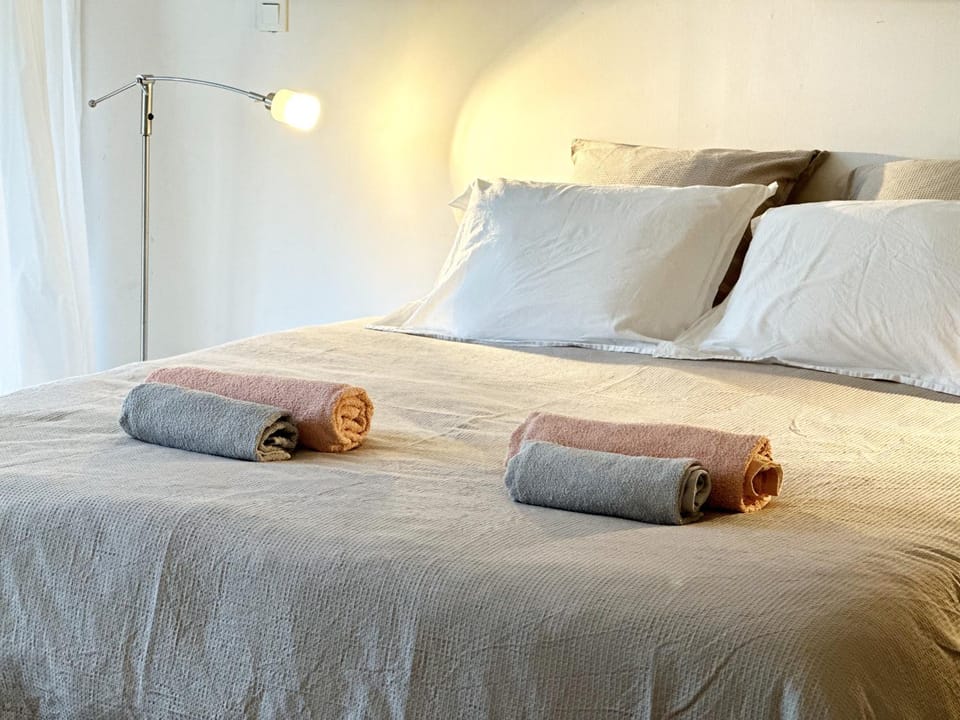 Bedroom, towels
