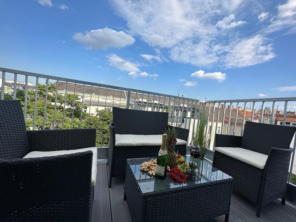 View (from property/room), Balcony/Terrace, Seating area