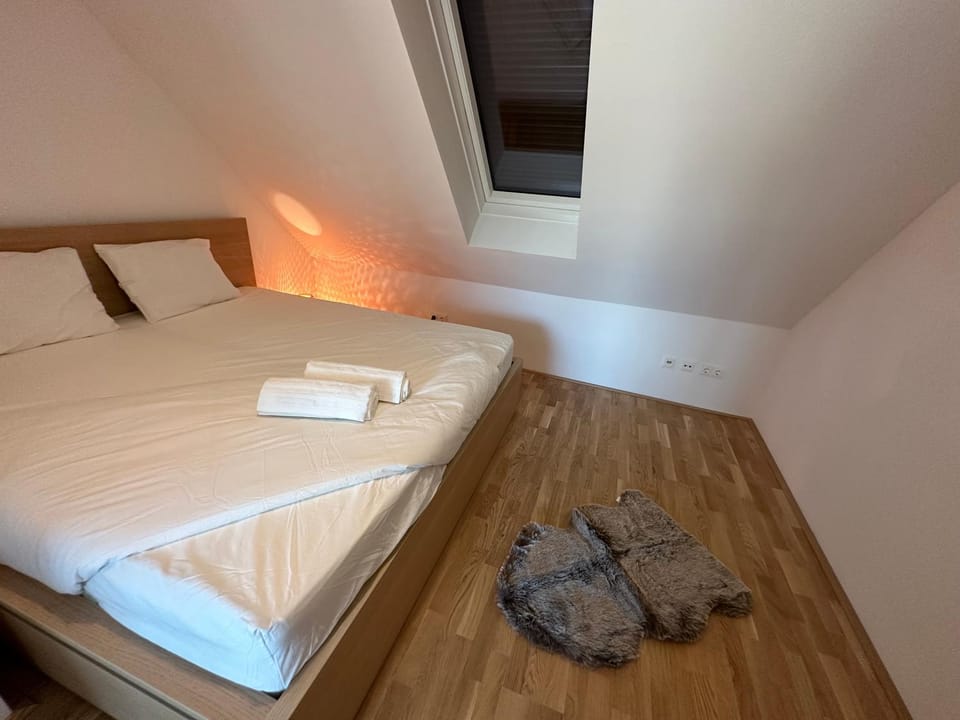 Bed, Photo of the whole room, Bedroom, towels