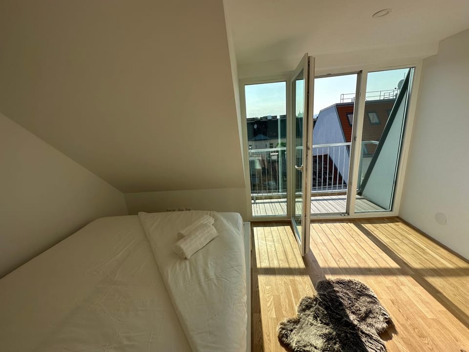 Bed, Balcony/Terrace, Photo of the whole room, Bedroom, towels