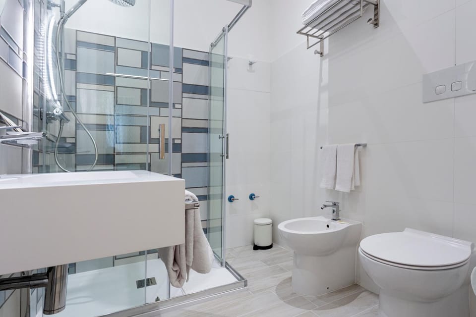 Shower, Toilet, Bathroom, bidet, towels