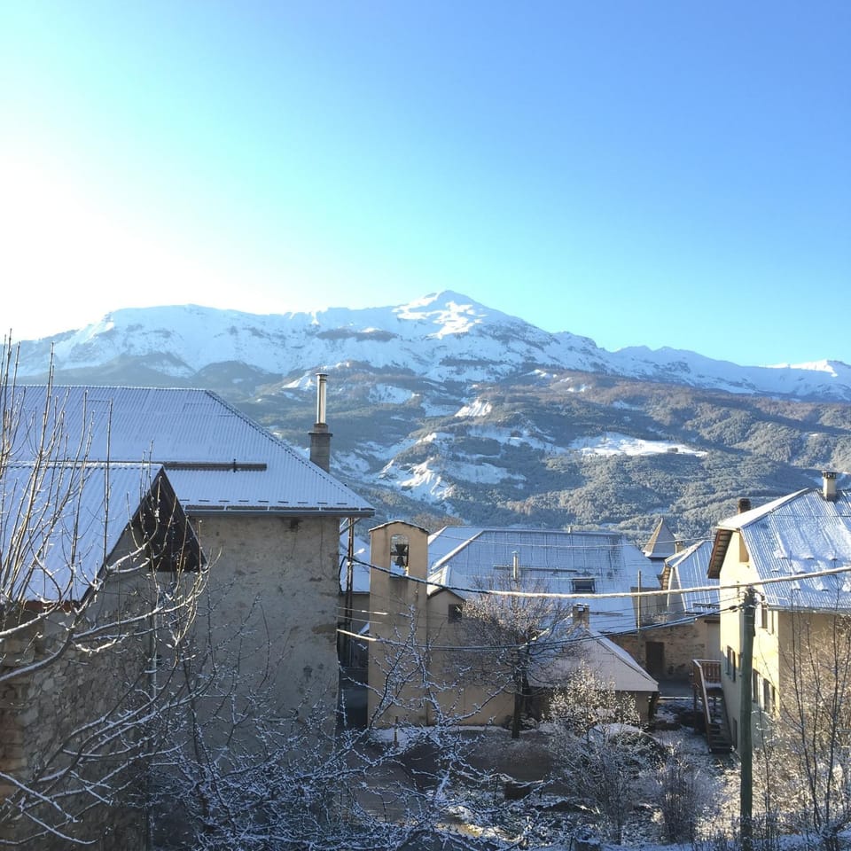 Neighbourhood, Winter, Mountain view