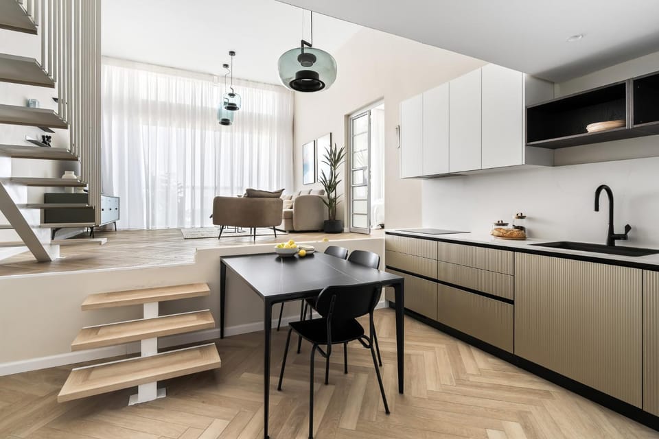 Kitchen or kitchenette, Dining area