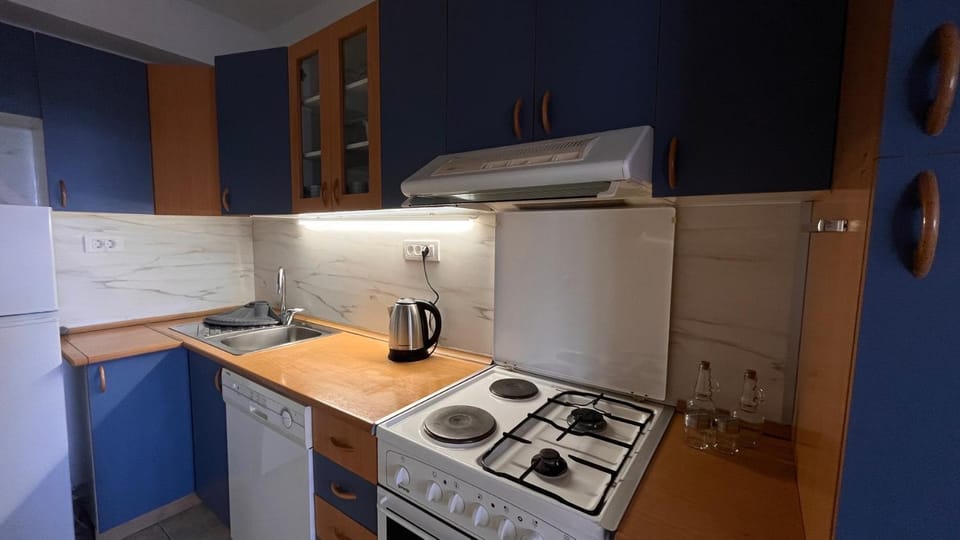 Kitchen or kitchenette, pet friendly, stove