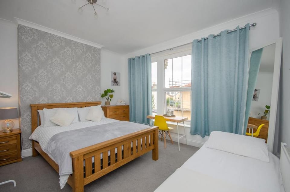 Stylish 91sqm Victoria 2 bedroom Apartment Apartment in Bristol