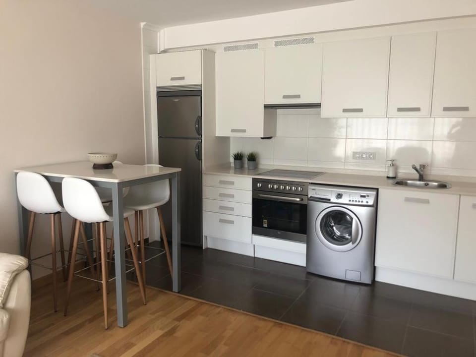 Kitchen or kitchenette, Dining area, minibar, pet friendly, stove, toaster, washing machine