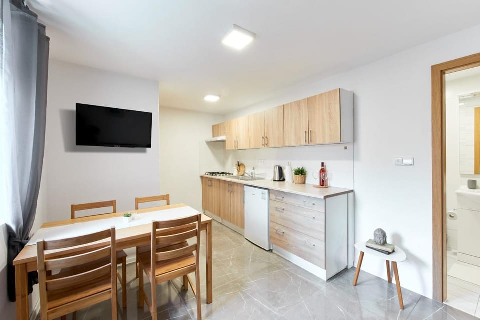 Kitchen or kitchenette, Seating area