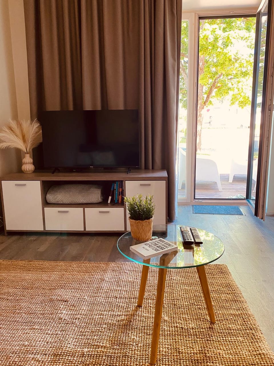 TV and multimedia, Living room, Evening entertainment