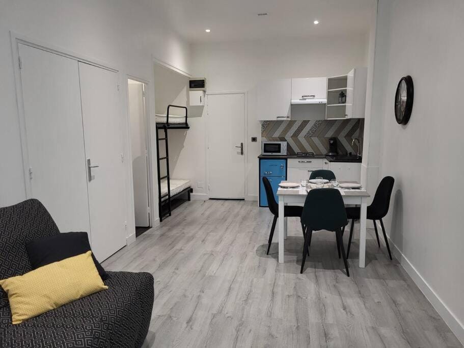 Kitchen or kitchenette, Seating area