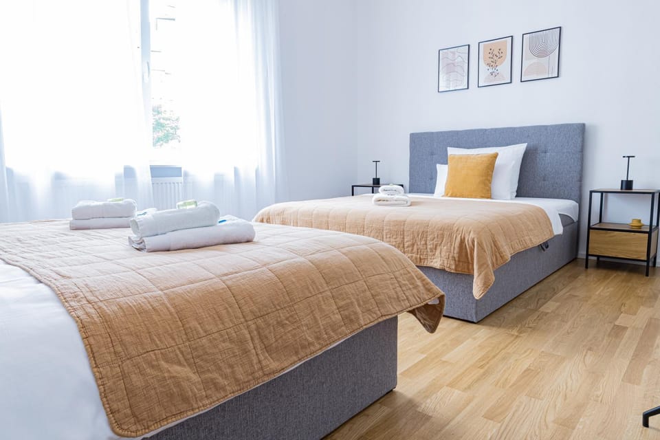 Bed, Bedroom, towels