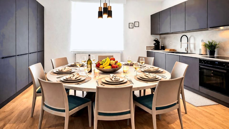 Coffee/tea facilities, Kitchen or kitchenette, Seating area, Dining area, Food, children, young children, older children, Facility for disabled guests, dishwasher, flat iron, internet, microwave, oven, stove, toaster, kitchen