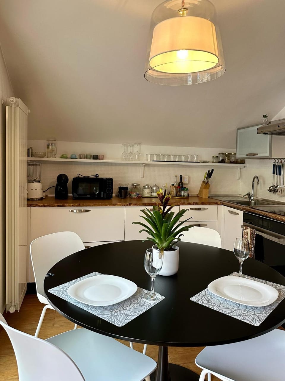 Kitchen or kitchenette, Dining area, stove