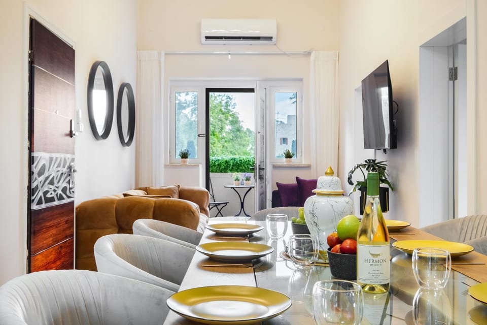 TV and multimedia, Living room, Seating area, Dining area