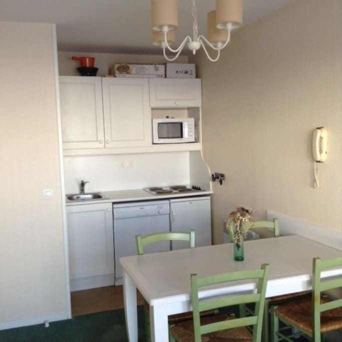 Kitchen or kitchenette, Dining area, dishwasher, minibar, stove