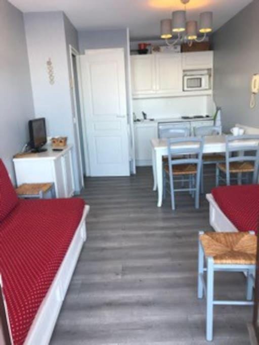 Bed, Kitchen or kitchenette, Living room, Photo of the whole room, Seating area, Dining area, minibar, stove