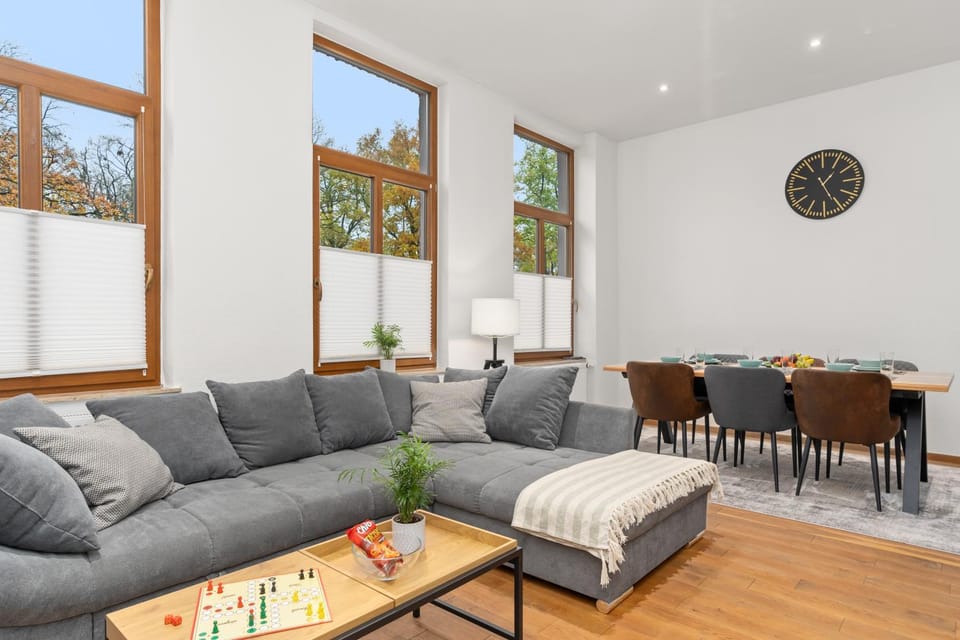 Darts, TV and multimedia, Living room, Seating area, Dining area, cot