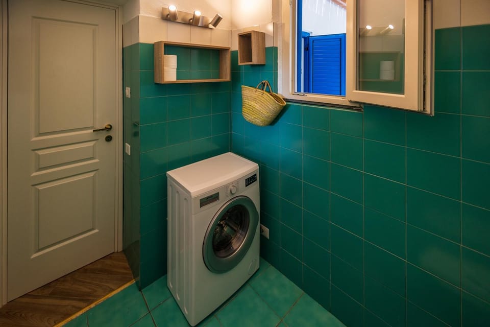 Bathroom, washing machine