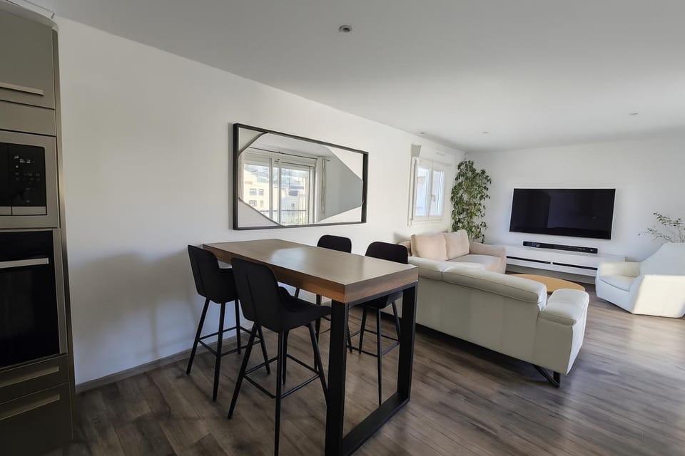 Communal lounge/ TV room, TV and multimedia, Living room, Seating area, Dining area