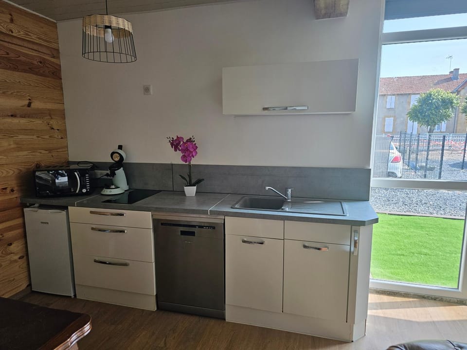 Hébergement atypique refait a neuf 2 chambres House in Auvergne-Rhône-Alpes