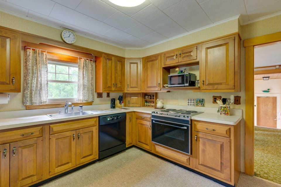 Cape House in Farmington w/ Shared Outdoor Pool! House in Farmington