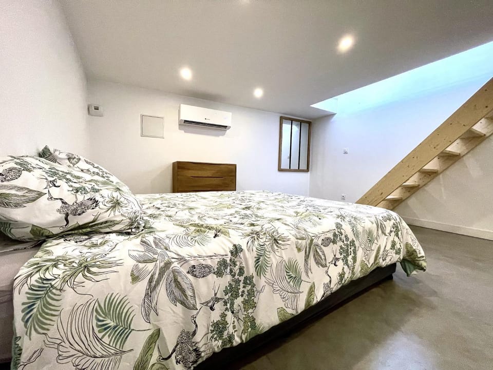 Bed, Bedroom, air conditioner