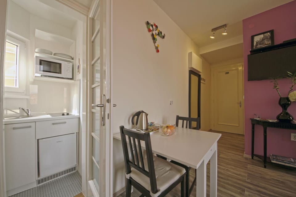 Kitchen or kitchenette, Dining area