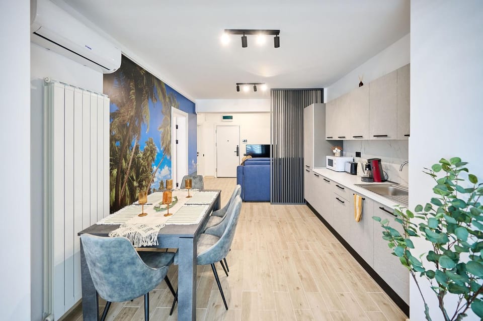 Coffee/tea facilities, Kitchen or kitchenette, Dining area, minibar