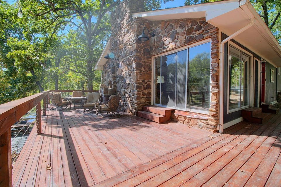 Pub, Hot Tub, Game Room, Monkey Island Waterfront House in Oklahoma